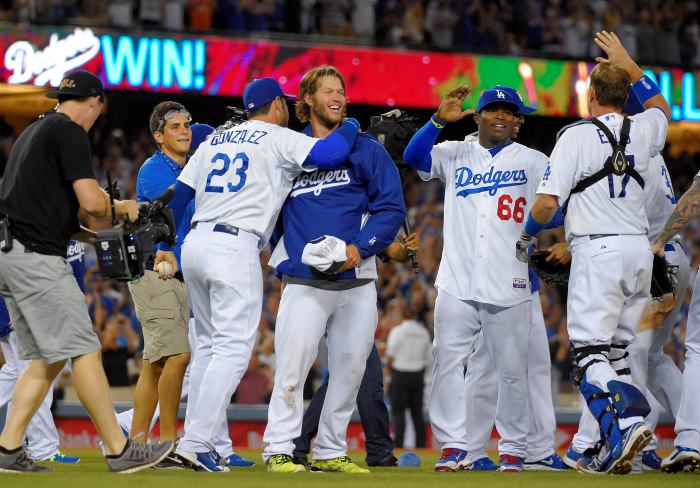 Dodgers blanquean de nuevo a los Cubs y toman la ventaja