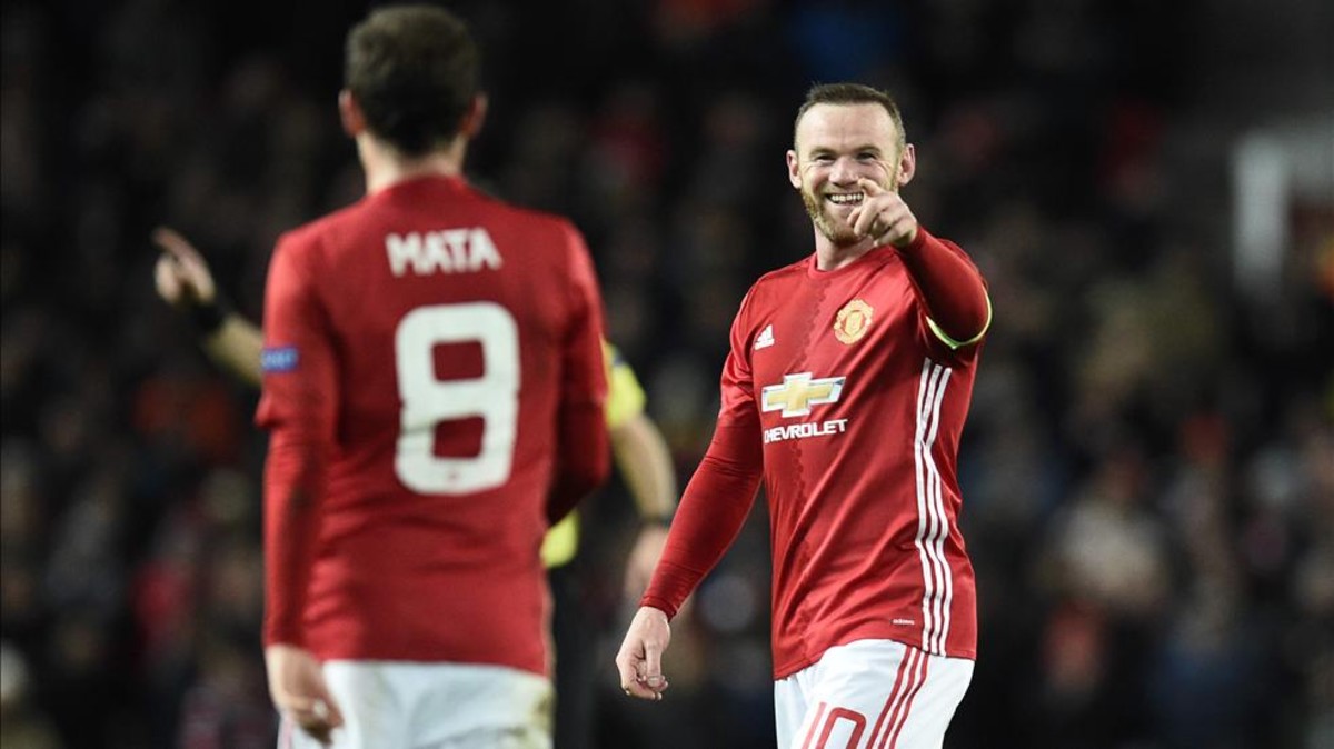 Rooney hace historia y el United sigue con vida