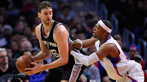 Clippers frenan a los Spurs