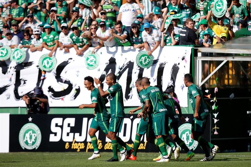 Chapecoense vuelve a la acción luego de la tragedia y empata con Palmeiras