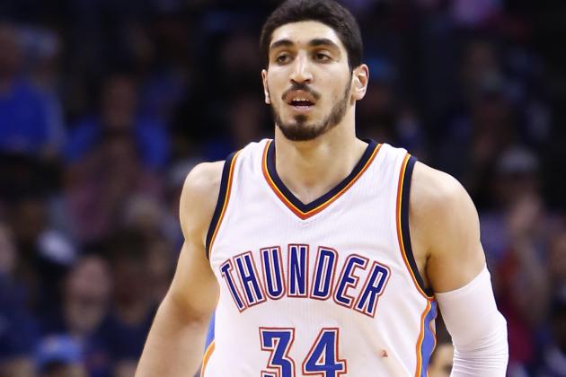 Insólito: Enes Kanter se lesiona por golpear una silla