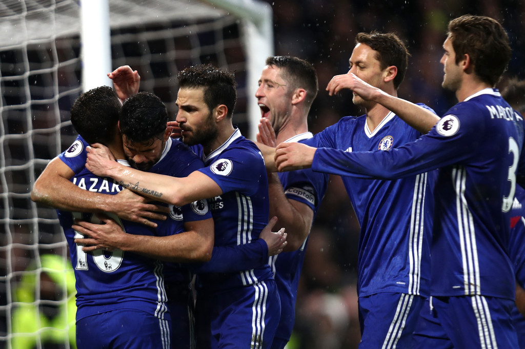 Chelsea sigue aferrado a la cima de la Premier League mientras que el Leicester mira el descenso