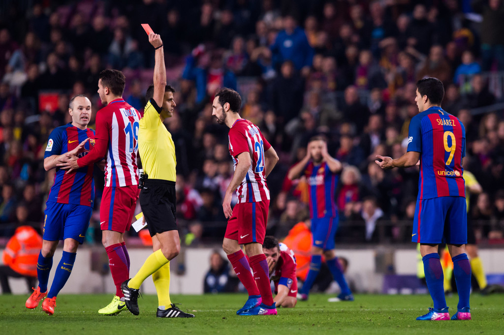 Luis Suárez no quiso irse a los vestuarios tras la expulsión ante el Atlético