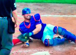 Catcher de los Mets sale lesionado tras choque en home