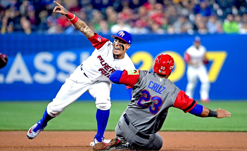 VIDEO | Javier Báez no necesita mirar para completar el out