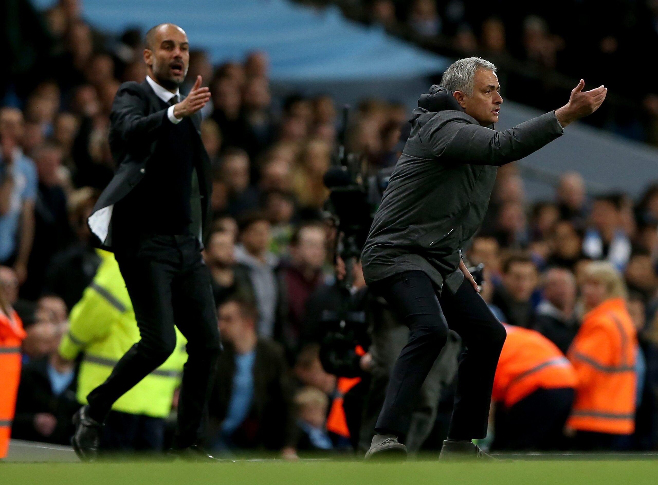 Guardiola y Mourinho no se sacan ventaja en su año en Inglaterra