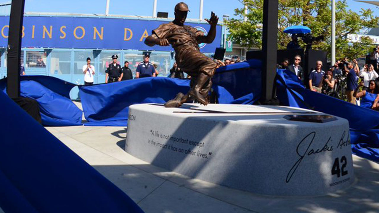 Dodgers revelan estatua en honor a Jackie Robinson