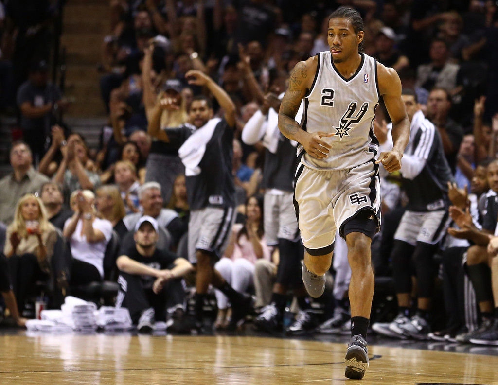 Kawhi Leonard lidera a los Spurs en la victoria ante Memphis