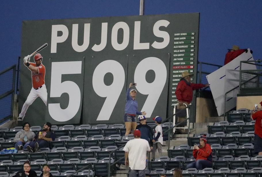 VIDEO: Albert Pujols a un swing de hacer historia