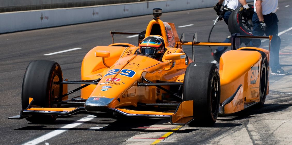 Alonso comienza a ultimar detalles en su monoplaza para el «Carb Day» (video)