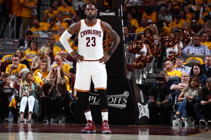 LeBron James a 28 puntos de superar a Michael Jordan