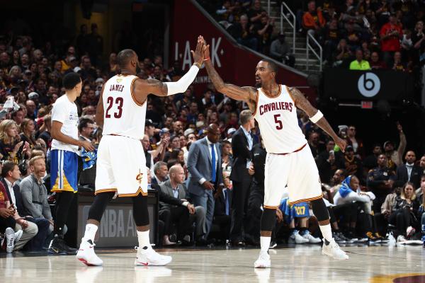 Cleveland le propina una paliza a Golden State y consigue un respiro en la serie