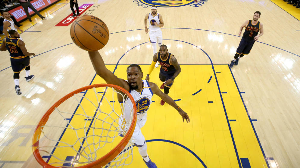 Kevin Durant se roba el show, y los Warriors apalean a los Cavaliers en el juego 1