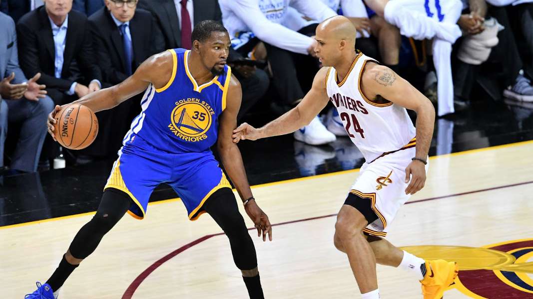 Golden State derrota a Cleveland y mantiene su invicto en los playoffs