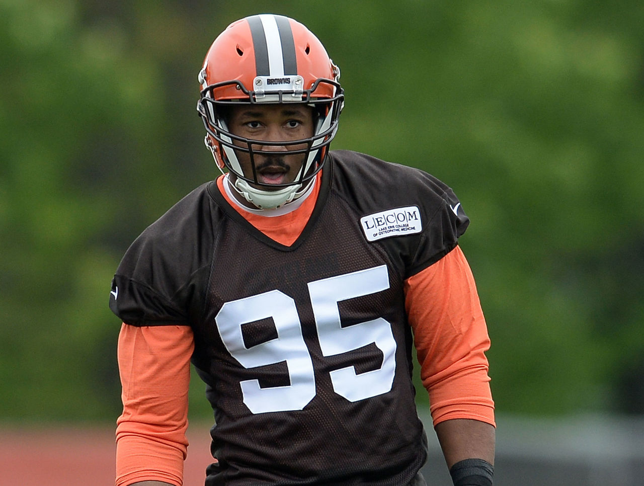 Myles Garrett firma su contrato de rookie con los Browns