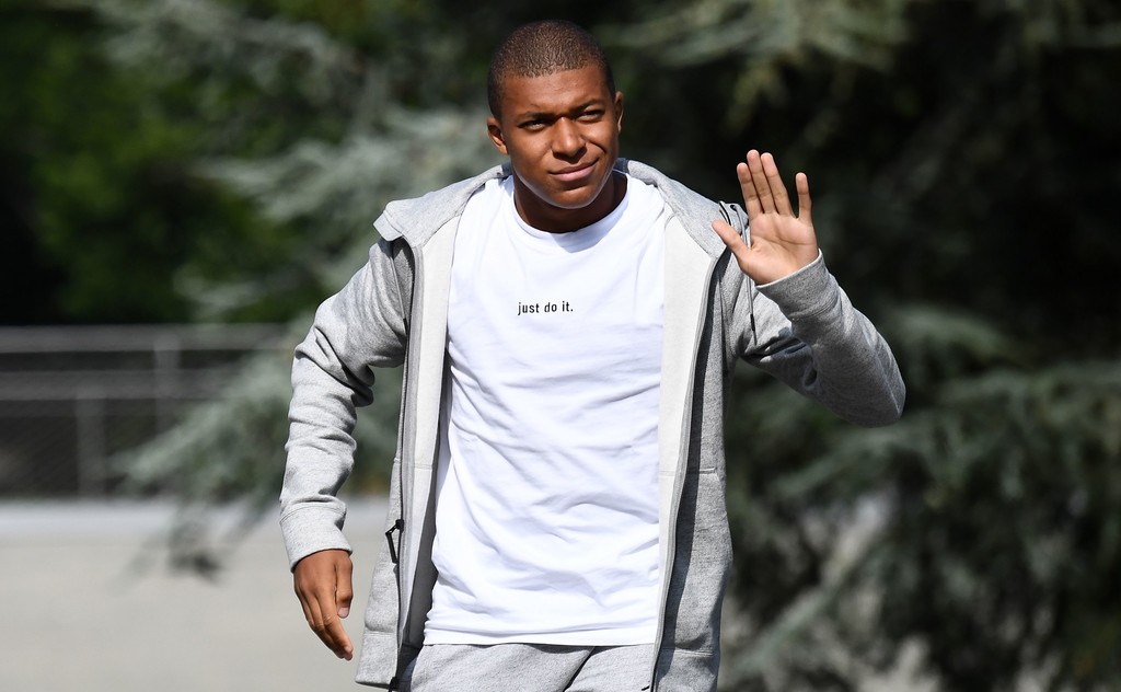 Mbappé y su firma en plena concentración con Francia