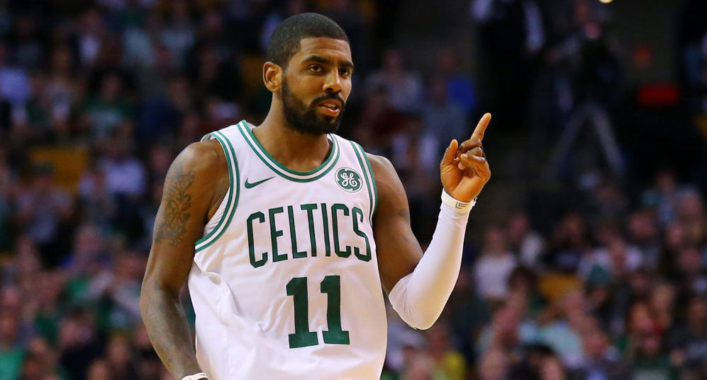 VIDEO | Kyrie Irving recibe fuerte golpe en la cara y será baja para Boston