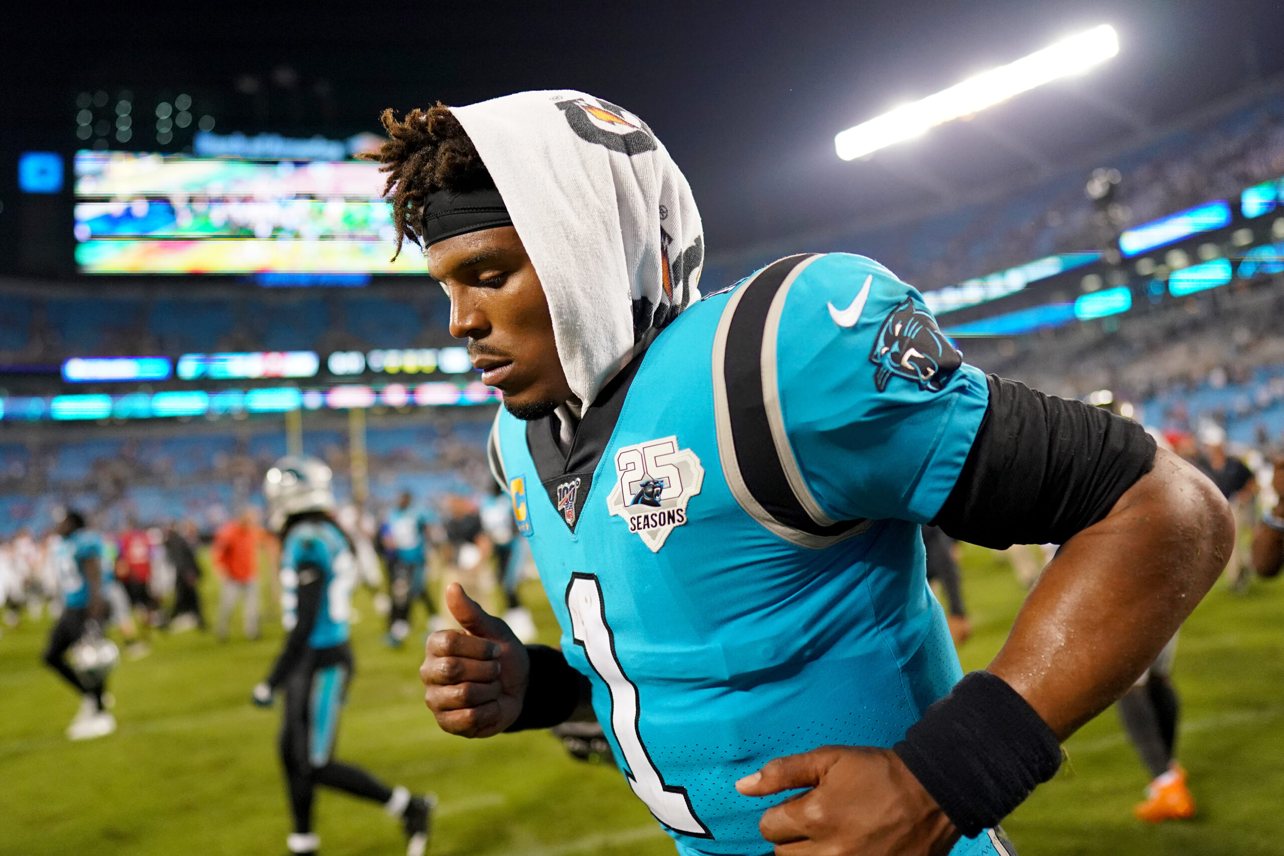 Las lesiones vuelven a acorralar a Cam Newton