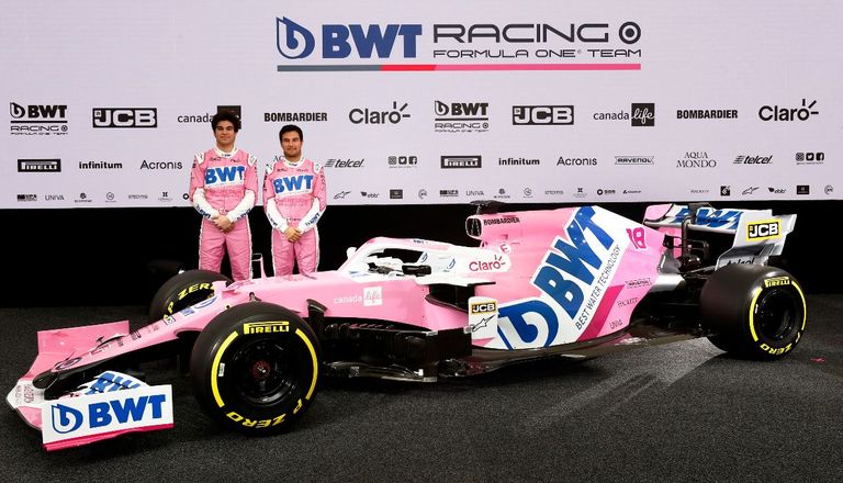 Lance Stroll y Sergio Pérez posaron felices junto al vehículo junto con su nueva equipación, que también luce más rosa y llamativa, tal y como gusta al patrocinador del equipo.