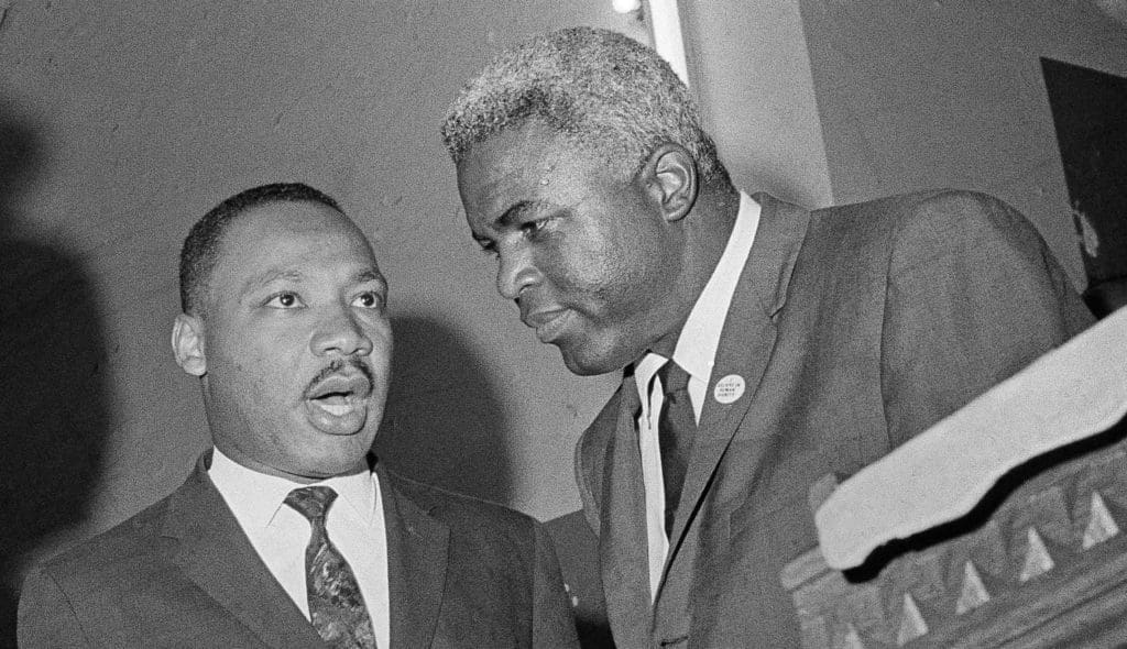 Jackie Robinson junto a Matin Luther King.