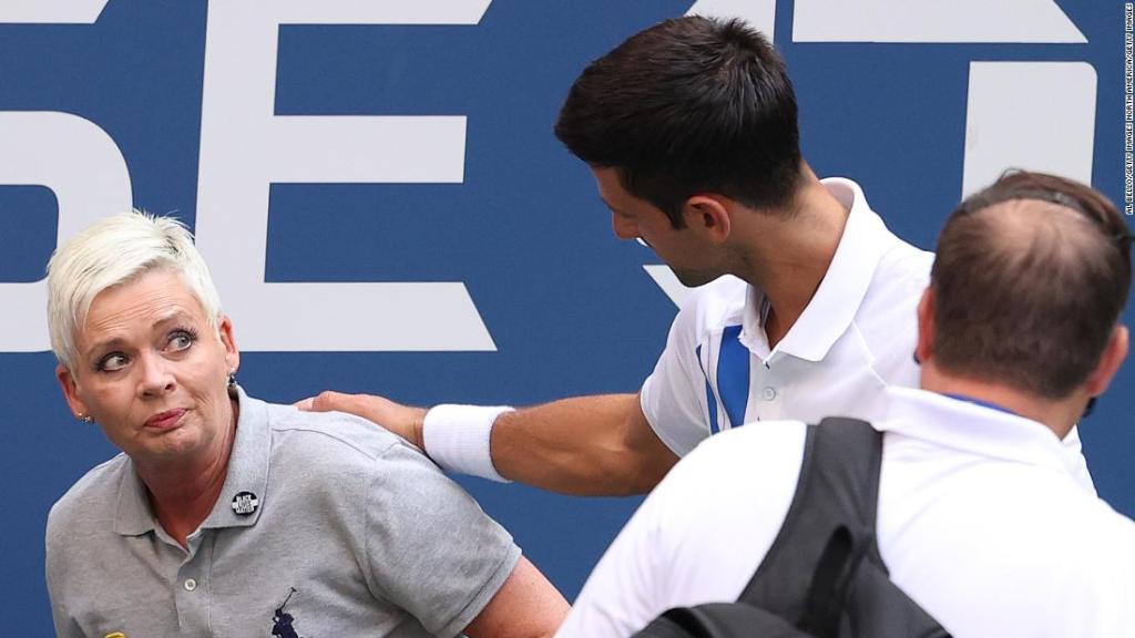 Djokovic se disculpa con la jueza de línea.