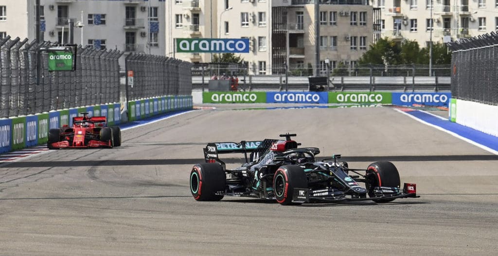 Hamilton sufrió todo el fin de semana con la falta de adherencia en Sochi.