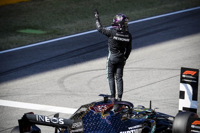 Hamilton sumó su séptima pole position en nueve rondas este año y la 95° de su carrera en la Fórmula 1.