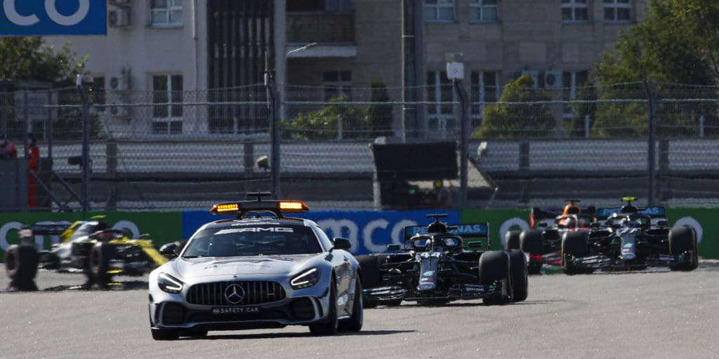 El Safety Car al frente de Lewis Hamilton en Sochi.