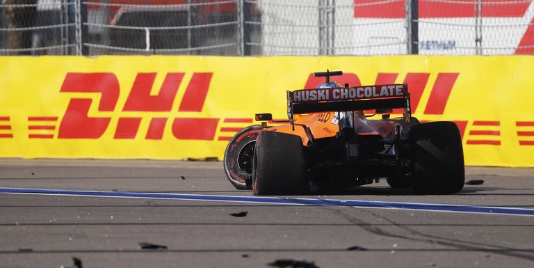 El piloto de McLaren se salió por la escapatoria para evitar a toda la maraña de pilotos que se aglutinaban en la segunda curva.