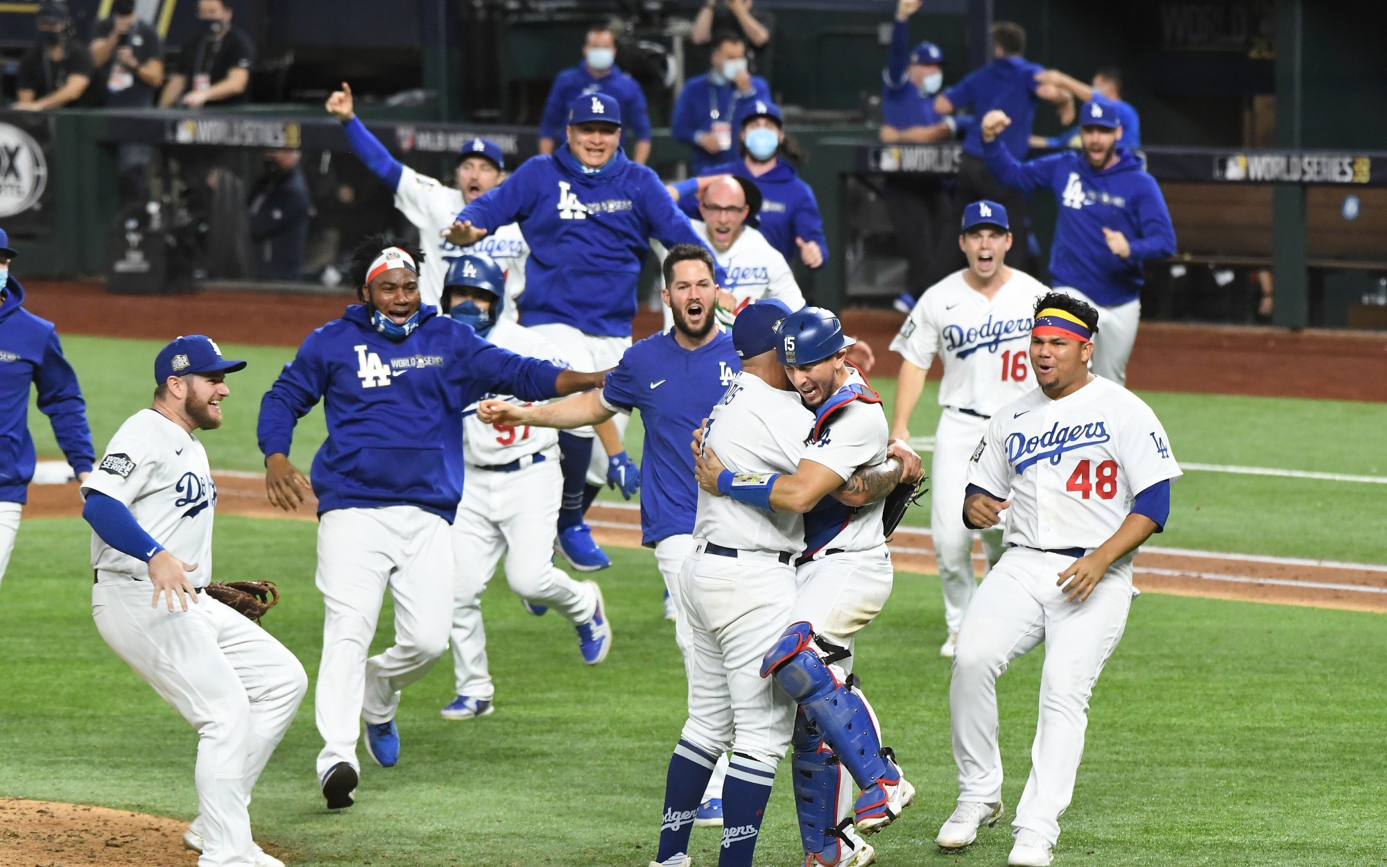 Dodgers de Los Ángeles ganan la primera Serie Mundial en 32 años