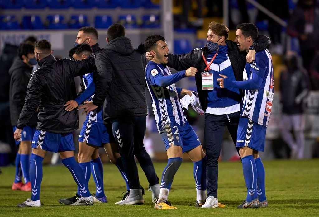 El festejo del modesto Alcoyano tras vencer al Real Madrid.