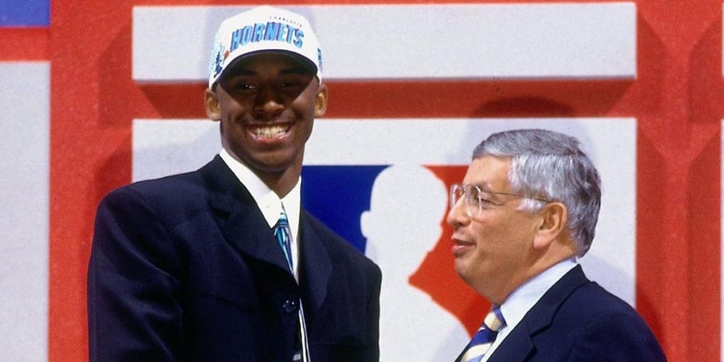 Fue drafteado por los Hornets de Charlotte en 1996