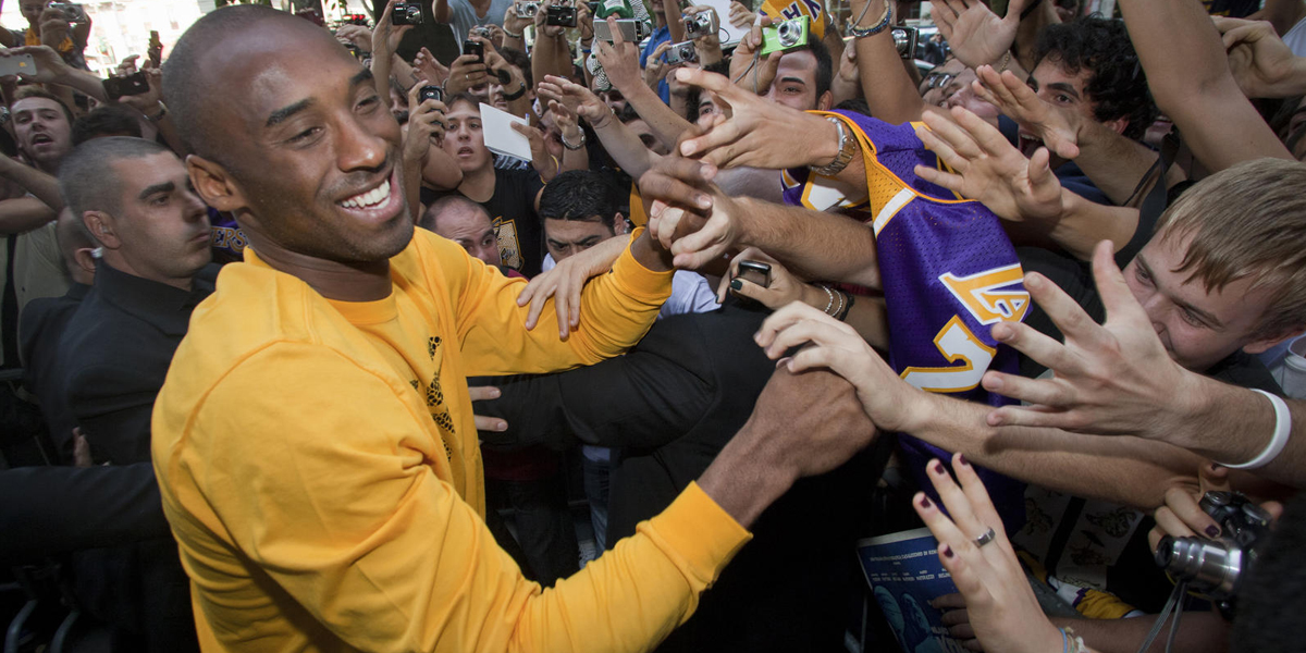 Kobe siempre dedicado a sus fans