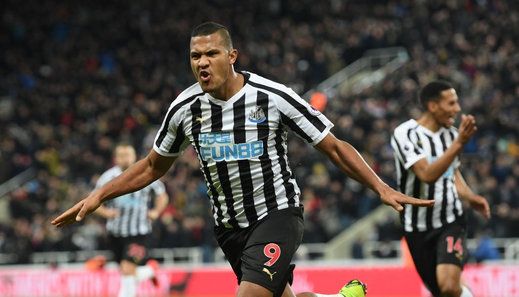 Salomón Rondón festeja un gol con el Newcastle.