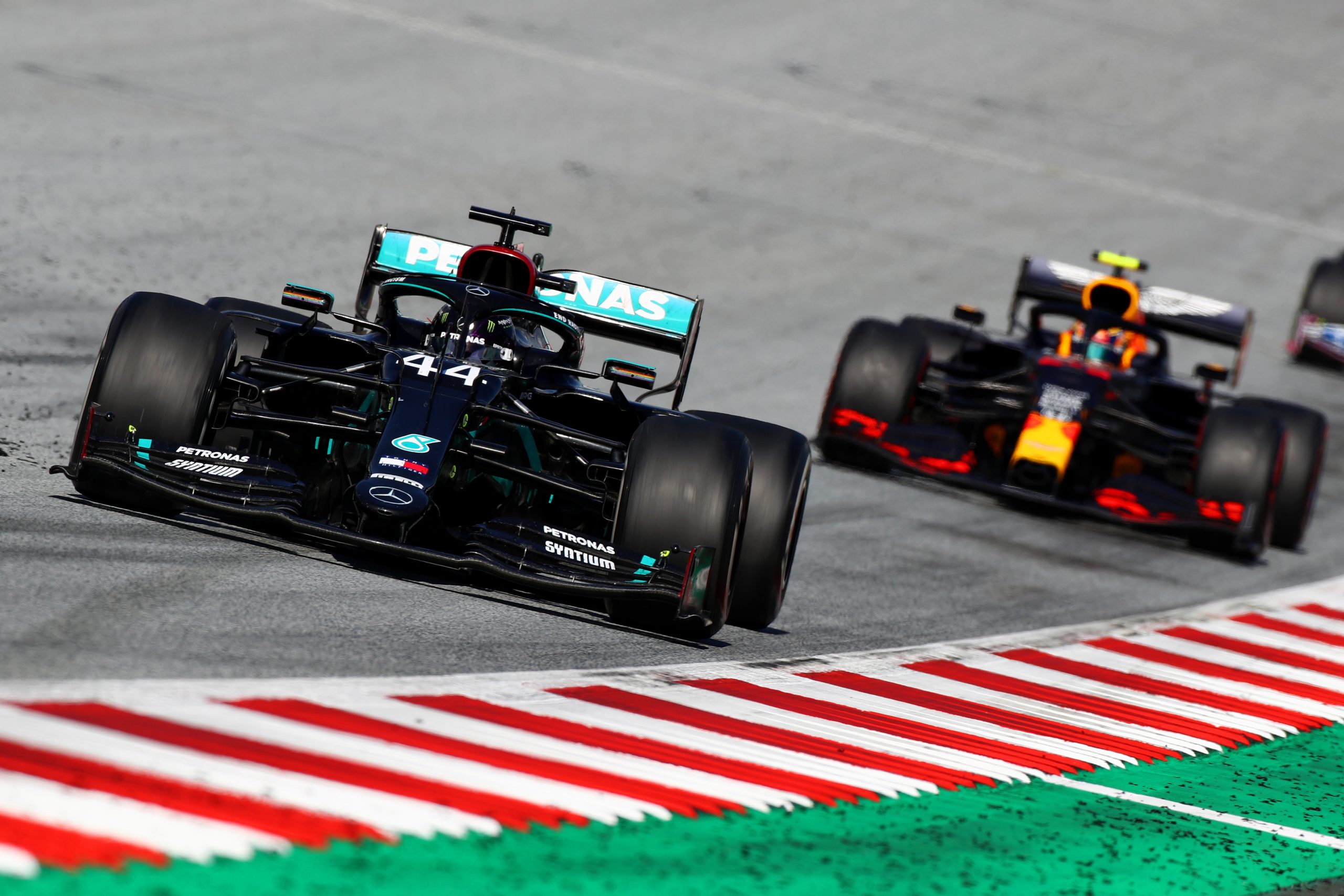 Mercedes vs Red Bull: Una batalla emocionante