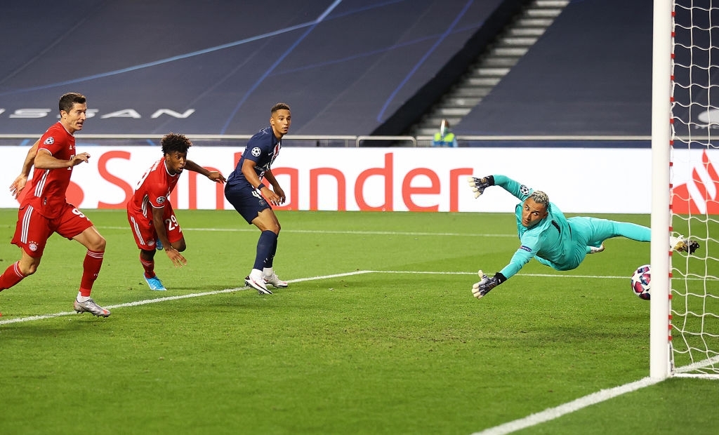 Kingsley Coman anotando el gol del triunfo del Bayern en la final de la Champions League 2020 ante el PSG