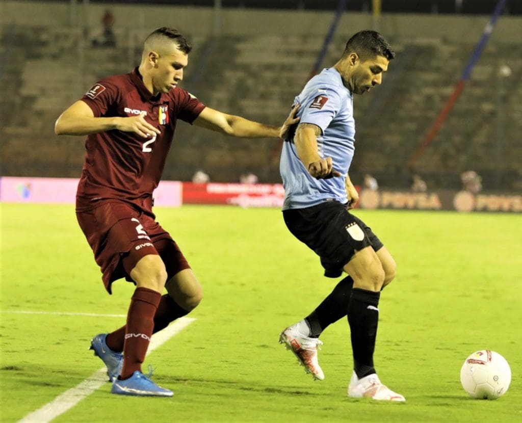 Nahuel Ferraresi vs Luis Suárez en el Venezuela 0-0 Uruguay