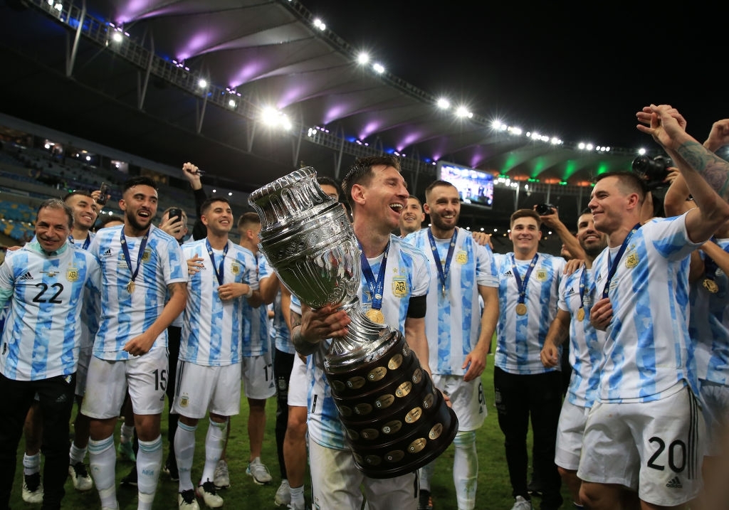 Leo Messi festeja el título de Argentina en la Copa América