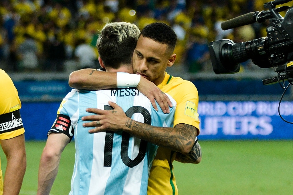 Messi y Neymar se abrazan en las Eliminatorias a Rusia 2018