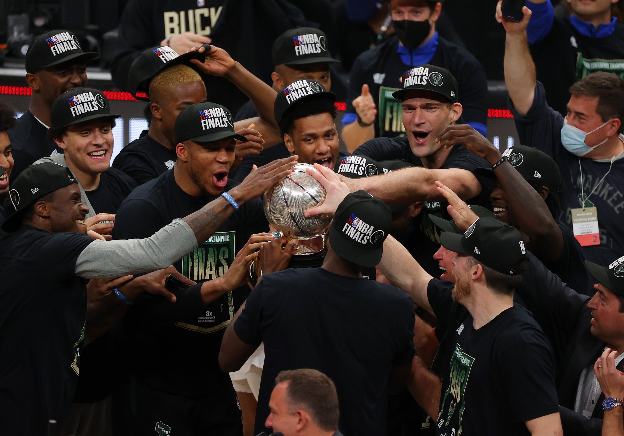 Milwaukee Bucks avanza a las Finales de la NBA después de casi medio siglo