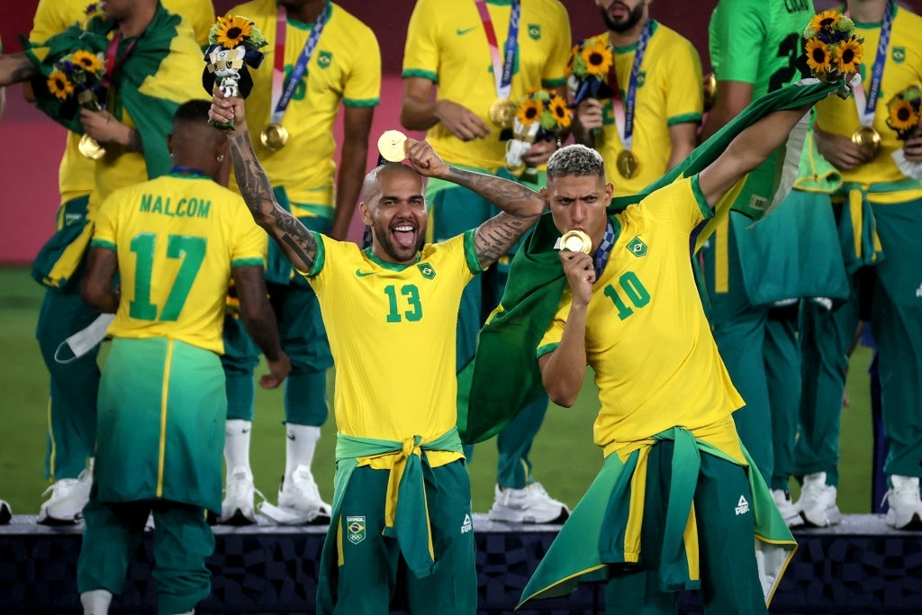 Dani Alves cumplió con su misión: llevar a Brasil al oro en Tokio 2020