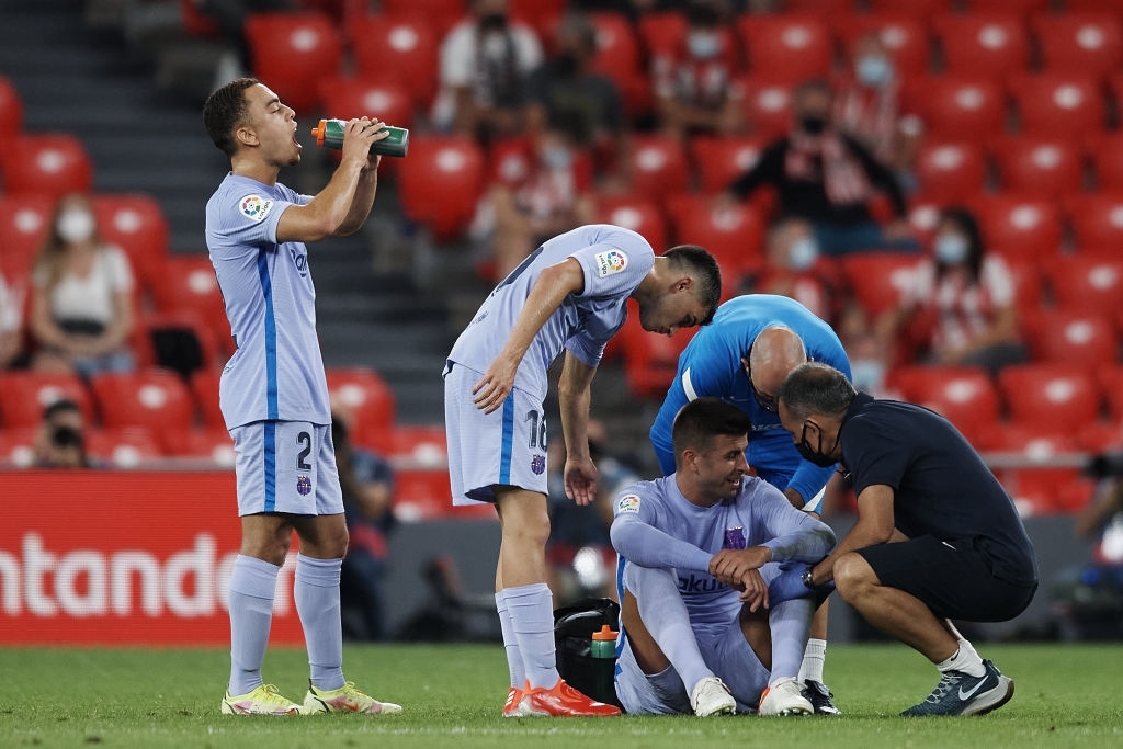 Gerard Piqué salió lesionado del Athletic-Barcelona