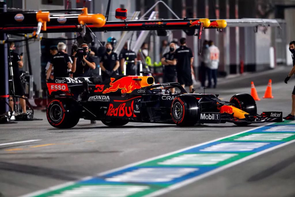 Max Verstappen a bordo del RB16B de Red Bull - Honda. Foto: Motorsports images.