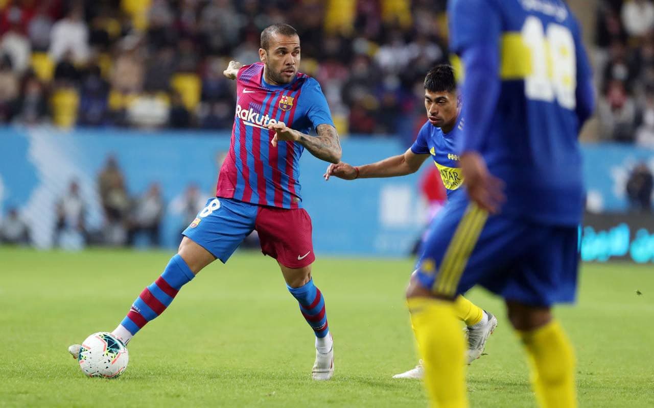 Dani Alves regresó al Barcelona en derrota por la Maradona Cup