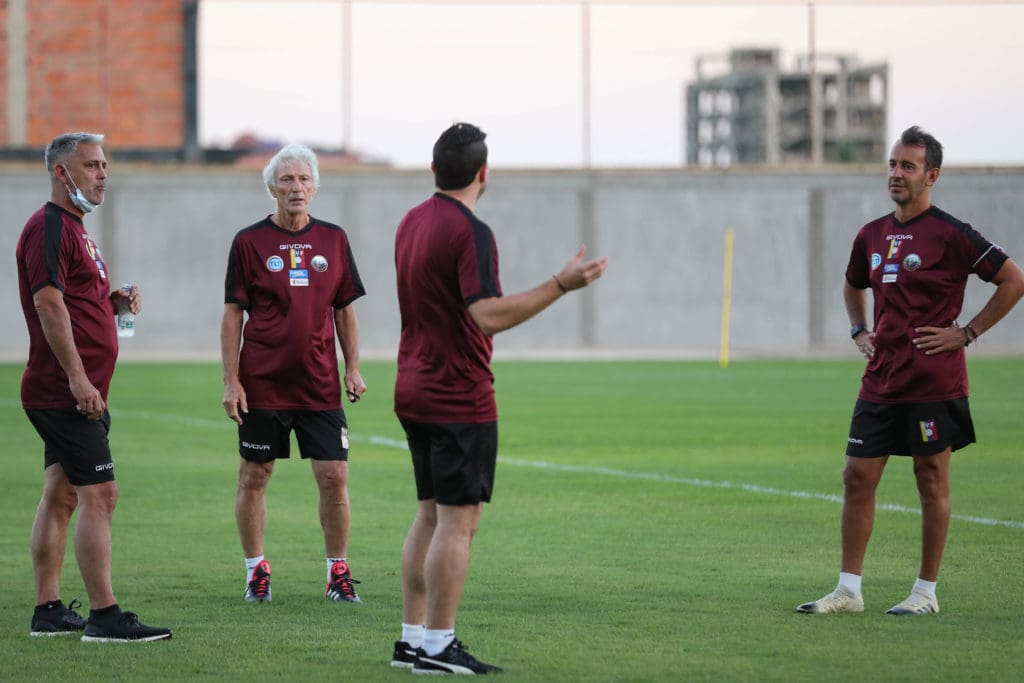 José Néstor Pékerman y parte de su cuerpo técnico