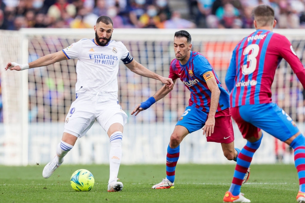 Karim Benzema vs Sergi Busquets en el más reciente Clásico