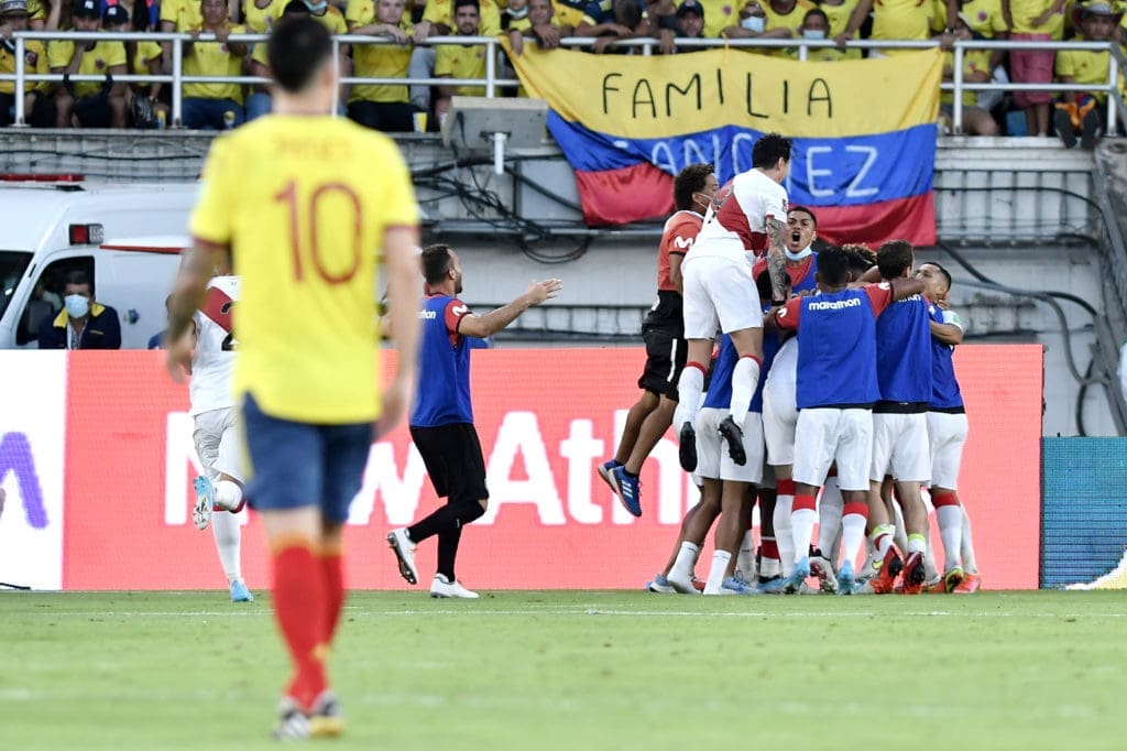 James Rodriguez ve cómo Perú celebra el gol del triunfo contra Colombia.