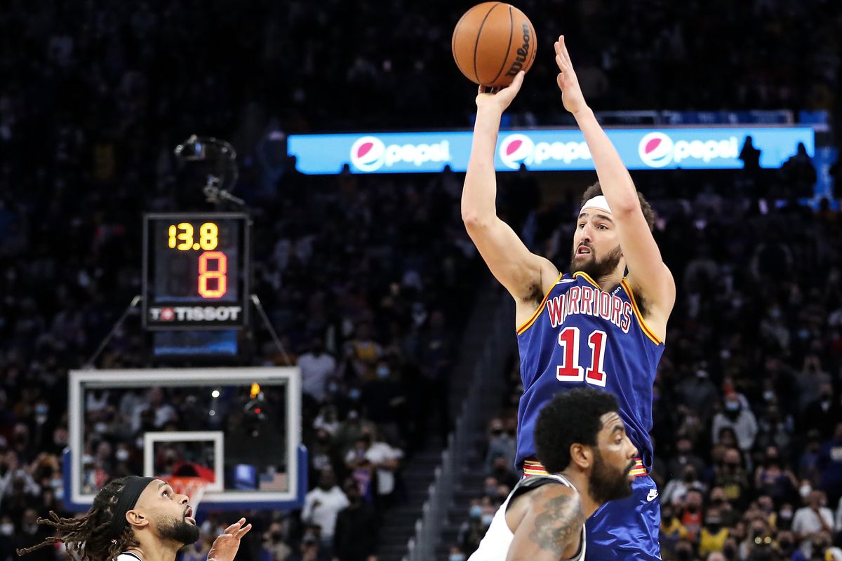 Klay Thompson comienza a engranar para Warriors en victoria ante Nets