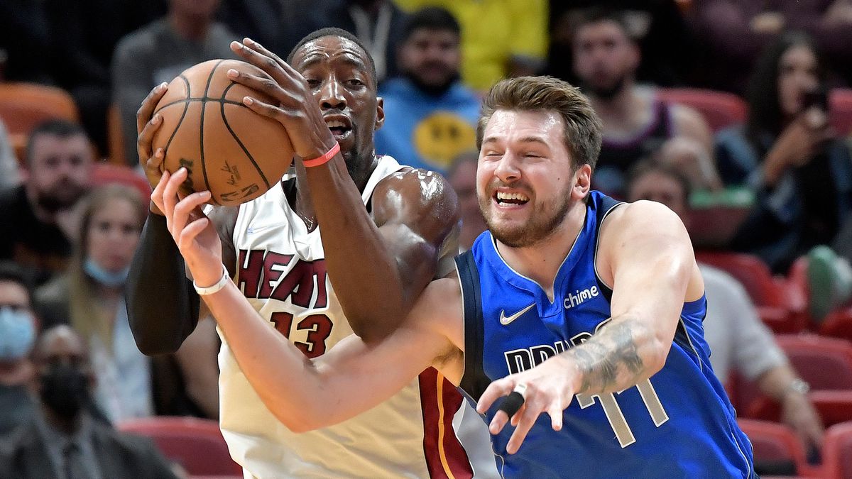 Los Dallas Mavericks asaltaron al Miami Heat