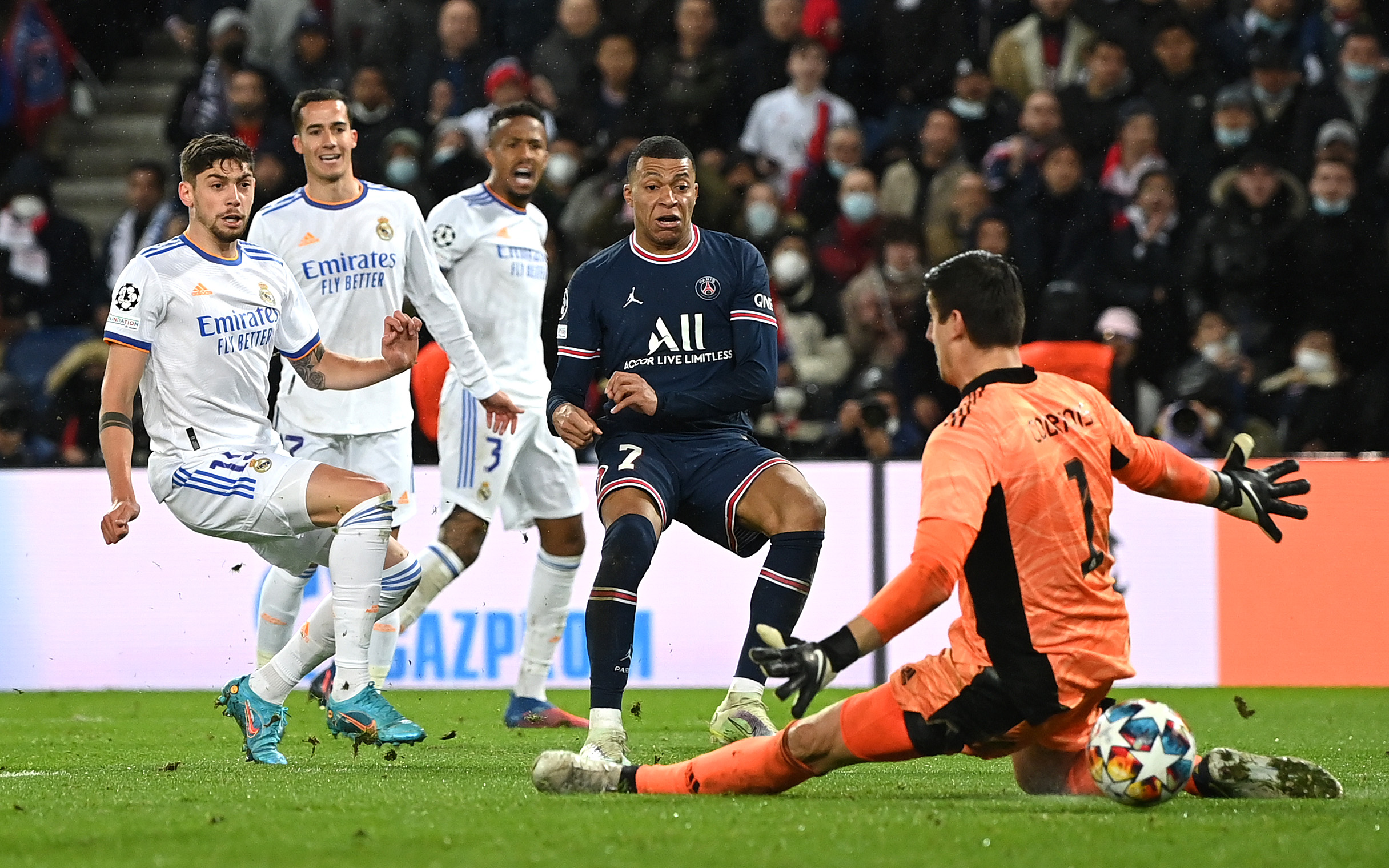 Kylian Mbappé anotando su golazo contra el Real Madrid